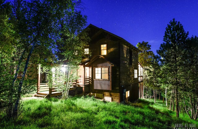 Rustic 4 bedroom cabin at Gilded Mountain, wifi, pool access, paved roads