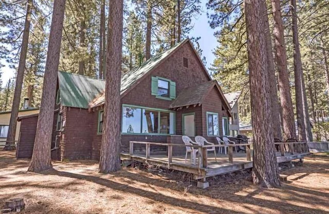 Rustic 6 Bedroom Cabin - Lakefront, Central in Town Location!