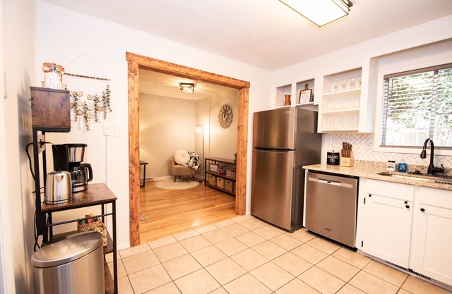 Rustic and Serene Home, 3BR, King Bed, Near RAFB
