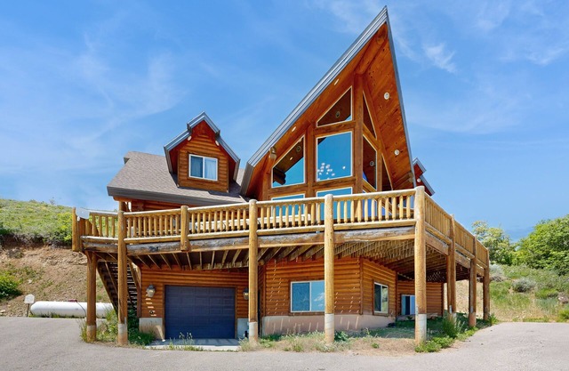 Rustic Bear Lake cabin with endless views, deck & tables, fireplace, internet