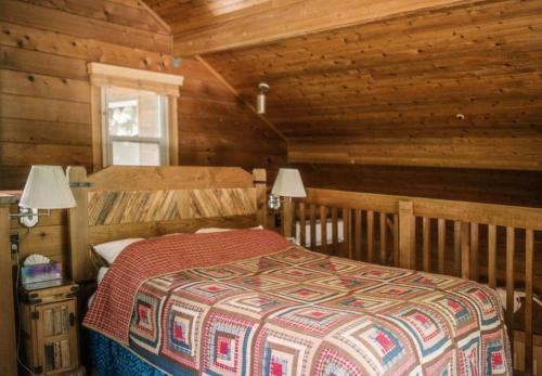 Rustic Cabin for 2 in Oak Creek Cabin - WILD ROSE