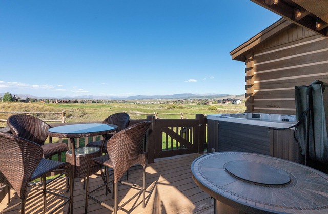 Rustic cabin on golf course w/hot tub