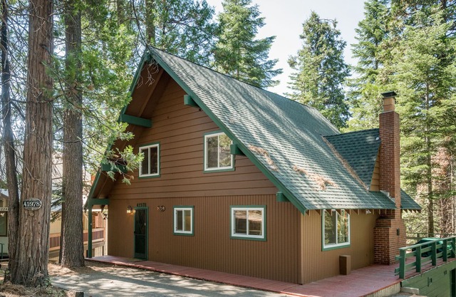 Rustic cabin with wood fireplace & gorgeous views - close to Shaver Lake
