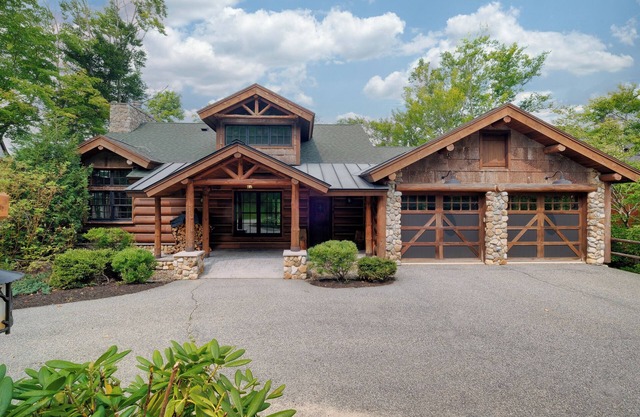 🌲 Rustic & Comfy 5BR Retreat | 🛗 Elevator | 🎱 Game Room | ♨️ Hot Tub | 🐾 Pets OK