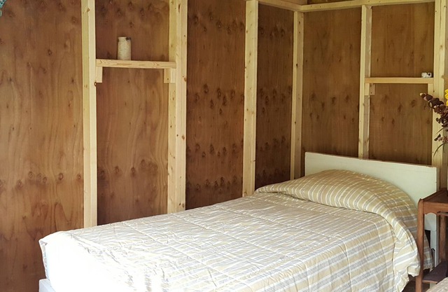 Rustic Cozy Sleeping Hut - Two Twin Beds