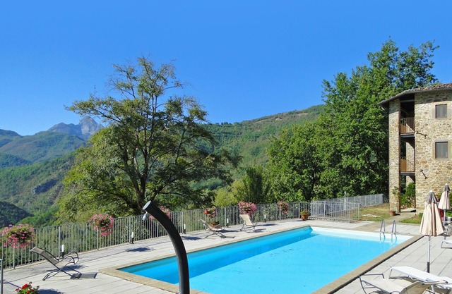 Rustic farmhouse , private pool 5 bedrooms, walk to restaurant, mountain views!