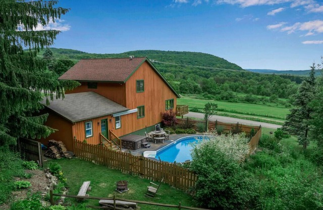 Rustic hillside cabin- hot tub & spectacular views