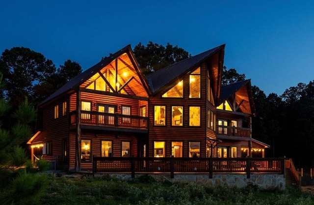 Rustic Luxury Lodge Elevated Forest Views Sleeps 18 in Total Comfort