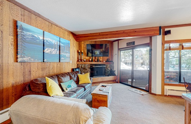 Rustic mountain view condo w/full kitchen - walk to lifts