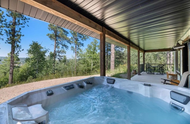 Rustic Peaks Cabin w/Hot tub