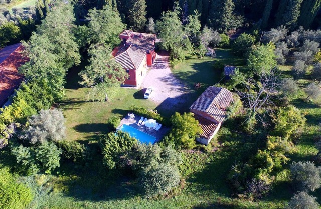 Rustic villa with swimming pool on the Tuscan hills