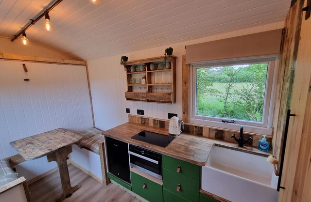 Rusty - Shepherds hut sleeps up to 4