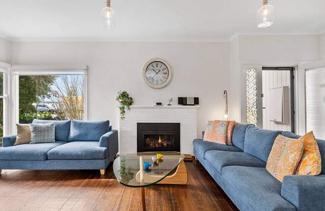 RYE Classic- amazing location, up to13 guests, foxtel, - BONUS* NIGHT OFFER 2025