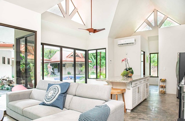 Sabitha, Lux Private Jungle Property w/pool w/aircon 5 min from Surf Beach Dominical