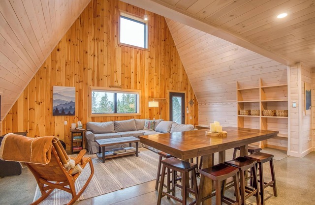 Saddleback - Maine Alpin Haus beautiful trailside ski-in/ski-out A-Frame with mountain views