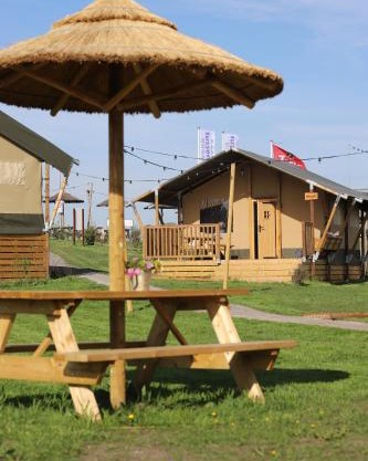 Safaritent Wood XL met tuinzicht