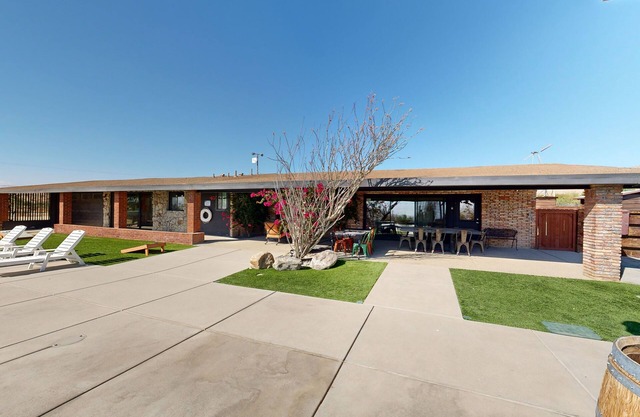 Saguaro Gardens desert retreat on 5 acres with pool, pool spa, & casita