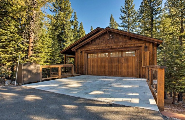 Saint Bernard - Luxurious Upscale Comfy Mountain Retreat Hot Tub Gas BBQ with Level 2 EV Connection
