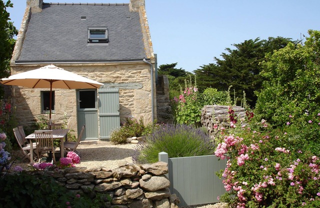 Saint Pierre Quiberon: The countryside by the sea. Small stone country house.