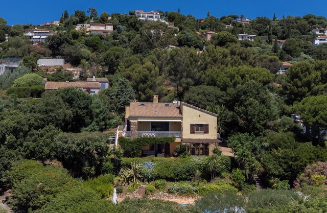 Saint Tropez villa, Sea & Vineyard views, Pool, 15 mins to Saint Tropez