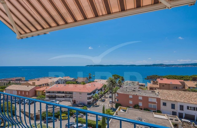 Sainte Maxime city center with panoramic sea view ; walking distance to shops and beaches
