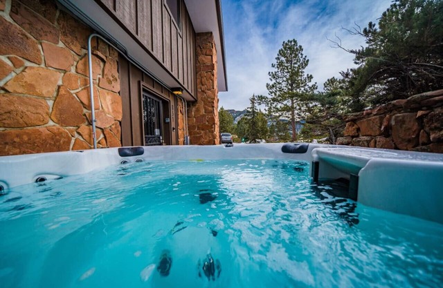 SALE! Hot tub, king beds, wildlife, fireplace