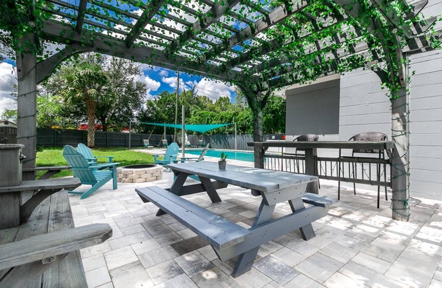 Salt Pool Oasis w/Firepit & Pergola Walk to Publix & Restaurants - 1 Mile to UF