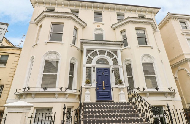 SALTWOOD, character holiday cottage in Eastbourne