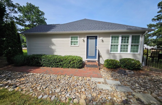 Sam's Place. UPDATED LISTING! Relax in the hot tub after a day of golf!