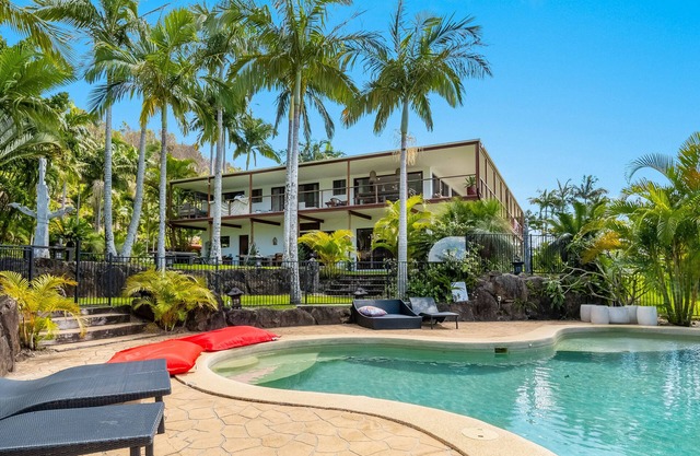 Samkara Byron - Hinterland property with stunning ocean and light house views.