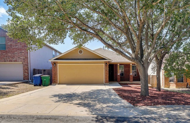 San Antonio Area Home w/Deck, 14 Mi to Dtwn!