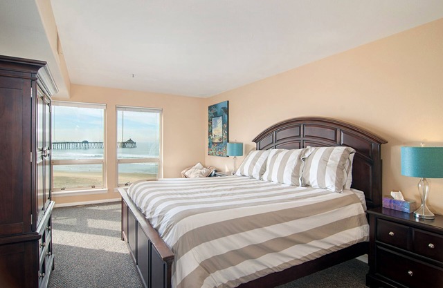San Diego County Oceanfront 3 bedroom-heated pool/jacuzzi. Complex on the sand