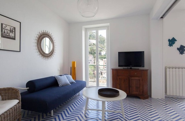 San Giovanni: Sea View, Free Parking. From Train: elevator + 200m walk. Level 3.