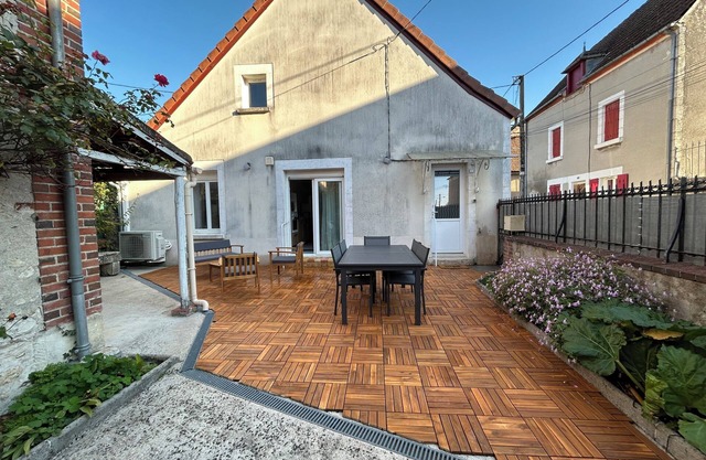 Sancerrois: Town house in St Satur with courtyard, terrace and barbecue