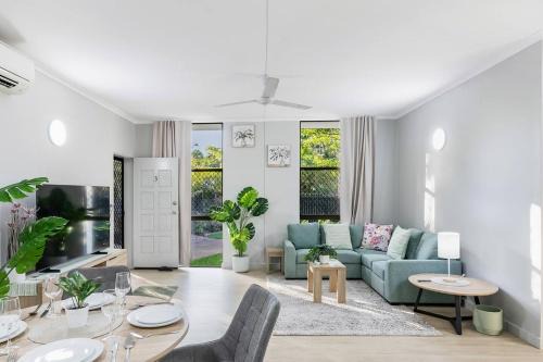 Sandalwood Oasis - Tropical Serenity near Waterfront