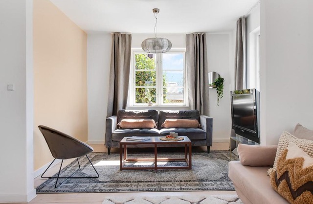 Sanders Charm - Chic 2-Bdr Apt with Shared Garden