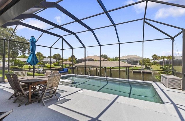 Sandfiddler Pool Home | Canal View | Dock | Heated Pool | Close to Beach and Golfing | Free WIFI