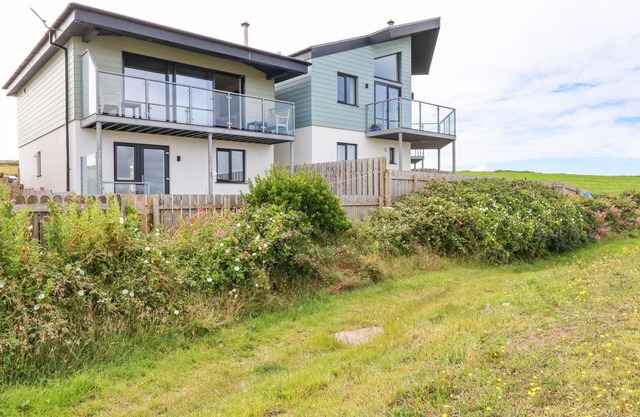 SANDPIPER, country holiday cottage, with a garden in Perranporth