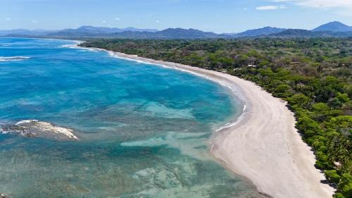 Santa Teresa Manzanillo Walk to Beach, New Home, Center of Tranquil Town