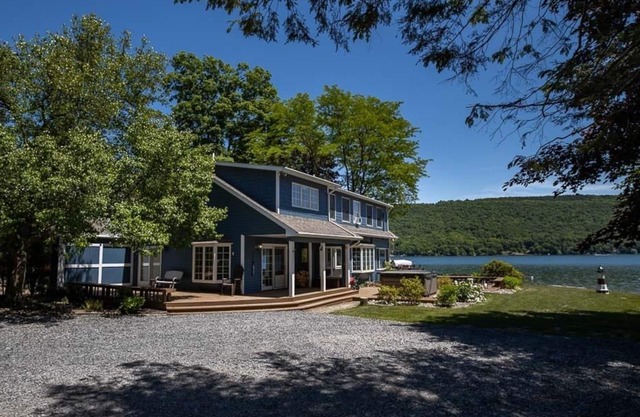 Sapphire Shores Retreat: A Family Paradise on Keuka Lake!