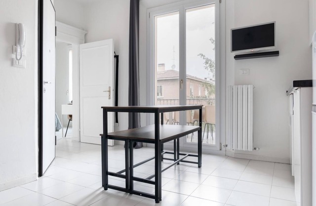 Saragozza Apartment 5: Bright and central flat