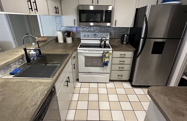 Sarasota's Family Friendly HEATED Pool Home Close to Siesta Key Beach