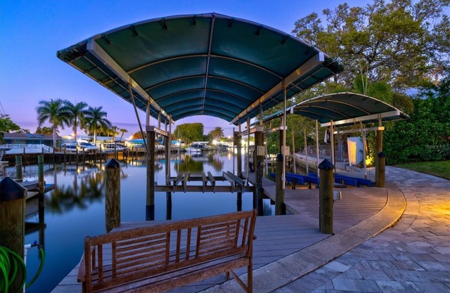 Sarasota Waterfront - Boat Dock poo/spa, kayaks -12 min to Lido Beach & Downtown