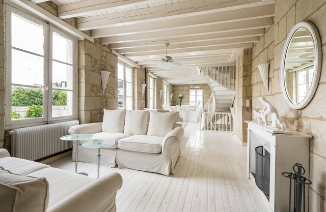 Saumur en Blanc - Four Bedroom Villa, Sleeps 8