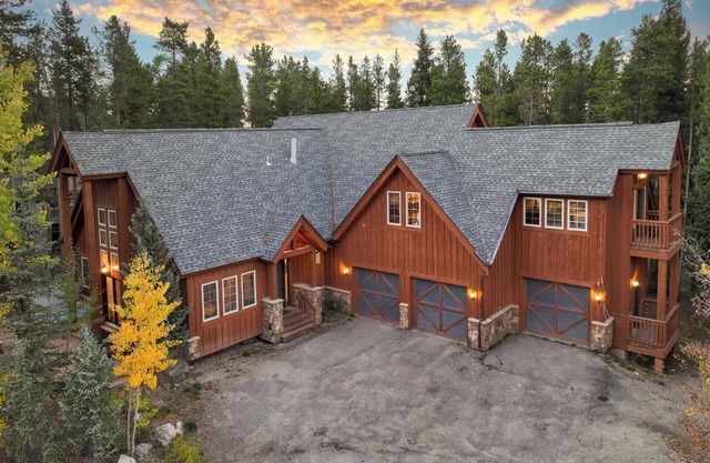 Sawmill Run Lodge: Pet-Friendly, Walk to Peak 8, Hot Tub, Grill, Shuttle