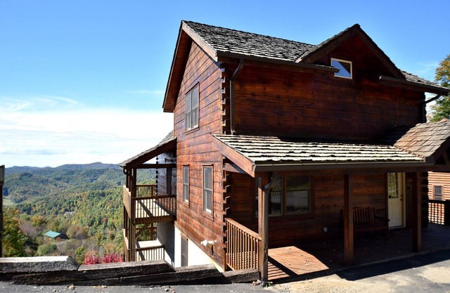 Scenic 3-Story Cabin w/Hot Tub, Panoramic Views, Near Hatley + Biltmore Pass