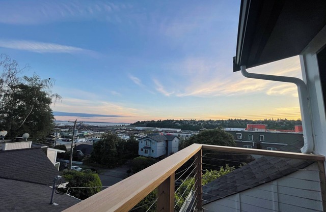 Scenic Elliott Bay/Sunset Views - Queen Anne Retreat