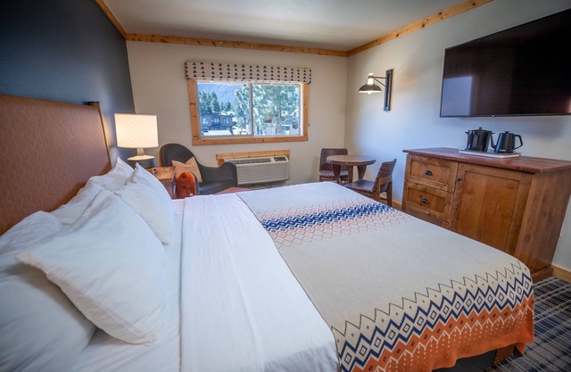 Scenic Mountain Escape Room Near Sherwin Lakes Trails, Perfect for Pet Owners