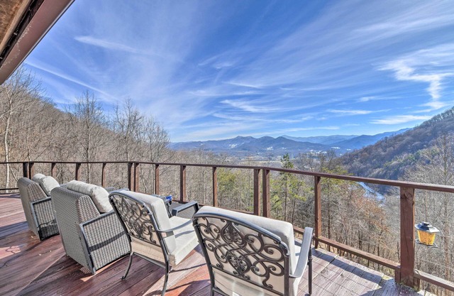 Scenic Pet-Friendly House w/Private Hot Tub!