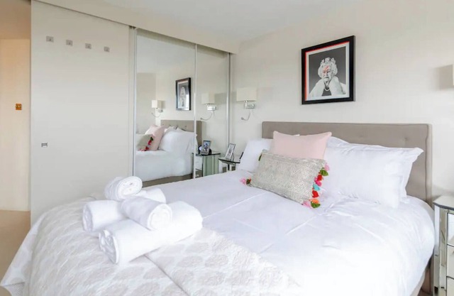 Scenic Riverside 2BD Flat - Chelsea